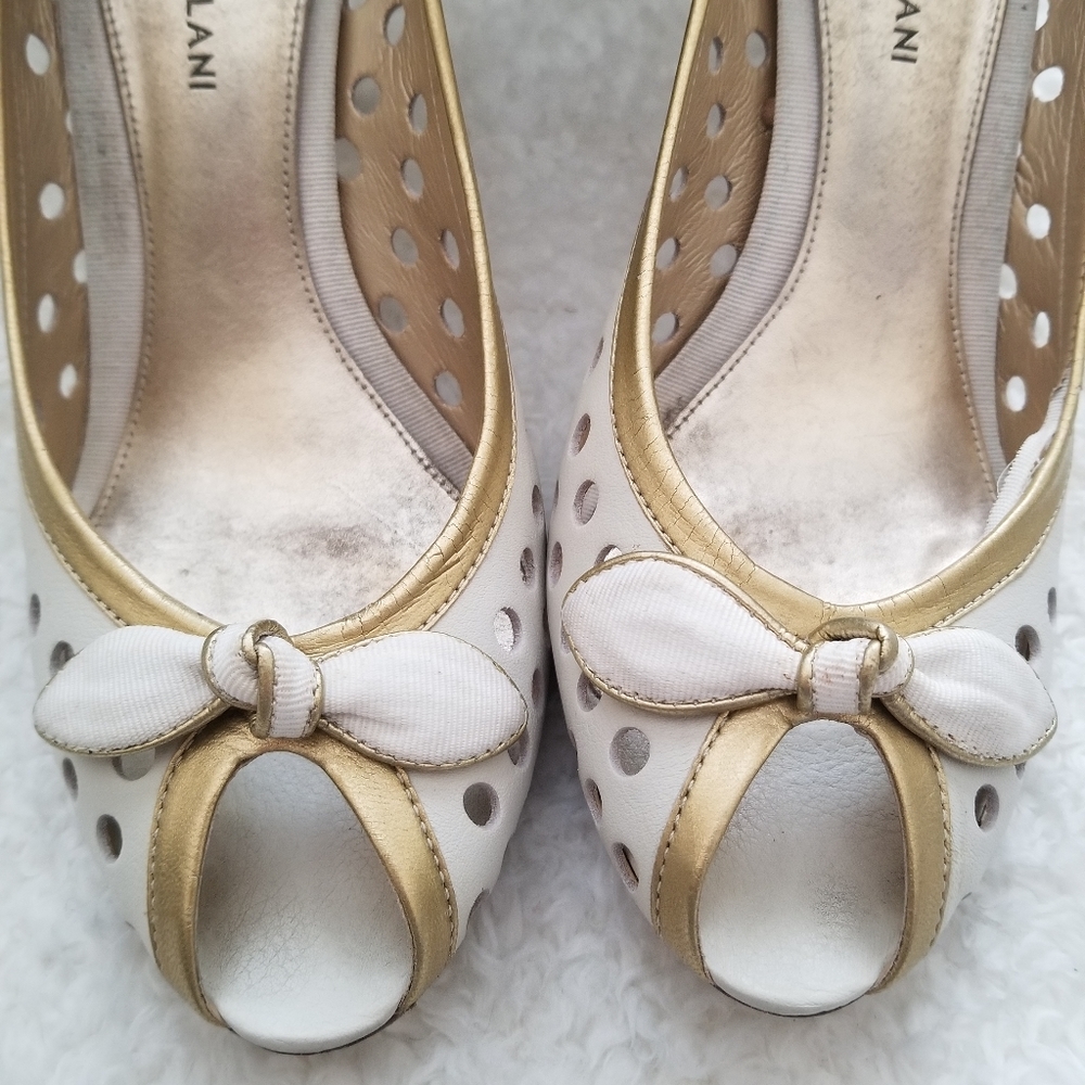 Antonio Melani White Pumps 8½